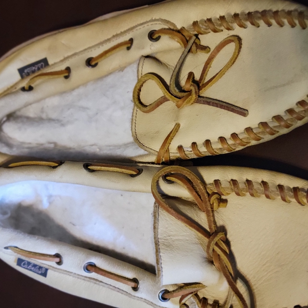 MEN'S Cabella brand Leather Moccasin slippers...size 9